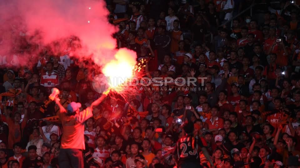 Suporter Persija Jakarta, The Jakmania menyalakan kembang api di dalam stadion. Copyright: &copy; Herry Ibrahim/Indosport